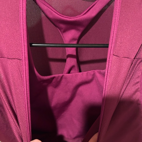 Nike sports bra in EUC. Worn once fits like a small. - Picture 6 of 6